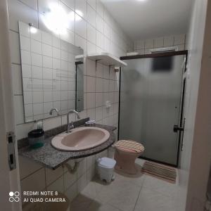 Ένα μπάνιο στο Apartamento Aconchegante Enseada Azul