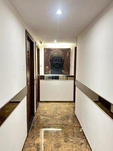 a hallway with a statue of a head on the wall at MIG SUITES in Mumbai
