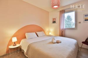 a bedroom with a bed with a teddy bear on it at Élégante maison avec piscine in Saint-Vincent-sur-Jard +29 photos