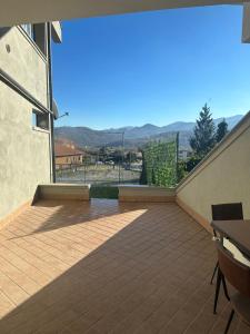 un balcón con vista a las montañas en Alloggio con Terrazza, en Villanova Mondovì