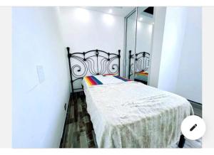 ein Schlafzimmer mit einem Bett und einem großen Spiegel in der Unterkunft JC caribe Aparta Hotel #7 in Boca Chica
