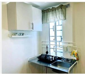 uma cozinha com um lavatório e uma janela em JC caribe Aparta Hotel #7 em Boca Chica