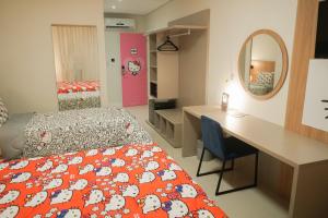 1 dormitorio con 2 camas, escritorio y espejo en Trento Hotel Guaíra by Unna en Guaíra
