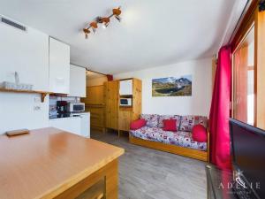 een woonkamer met een bank en een keuken bij Appartement 2 Pièces - Balcon Ouest, Proche Pistes et Commerces - 4 Pers, 2* - FR-1-398-516 in La Rosière +6 foto's