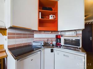 Appartement Montvalezan-La Rosière, 2 pièces, 6 personnes - FR-1-398-516にあるキッチンまたは簡易キッチン