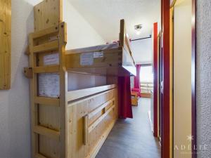 een stapelbed in een kamer met een trap bij Appartement 2 Pièces - Balcon Ouest, Proche Pistes et Commerces - 4 Pers, 2* - FR-1-398-516 in La Rosière