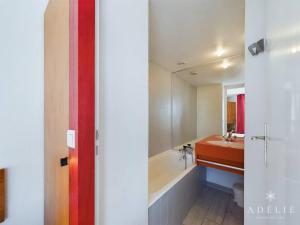 een badkamer met een bad en een wastafel bij Appartement 2 Pièces - Balcon Ouest, Proche Pistes et Commerces - 4 Pers, 2* - FR-1-398-516 in La Rosière