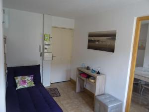 Habitación pequeña con cama y escritorio. en Appartement Amélie-les-Bains-Palalda, 2 pièces, 2 personnes - FR-1-659-78, en Amélie-les-Bains-Palalda