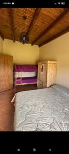 Un dormitorio con una cama grande y armarios de madera. en LA QUINTA DE LOLI, en San Pedro