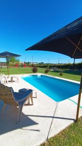 - Piscina con mesa y sombrilla en LA QUINTA DE LOLI, en San Pedro