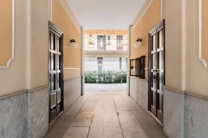um corredor vazio num edifício com portas abertas em Charming Milanese Aparment em Milão