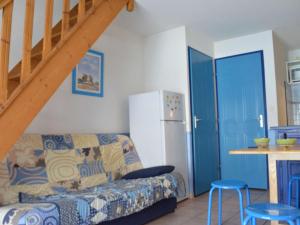salon z kanapą i lodówką w obiekcie Pavillon avec Terrasse, 6 couchages, à 250m de la Plage et 600m des Commerces - Narbonne Plage - FR-1-229B-68 w mieście Narbona +12 zdjęć