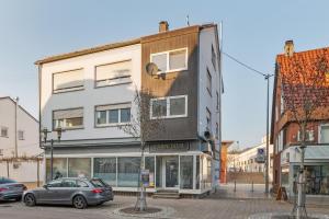 a building with a car parked in front of it at MONTEURWOHNUNG Ebersbach EB03 RAUMSCHMIDE Apartments in Ebersbach an der Fils