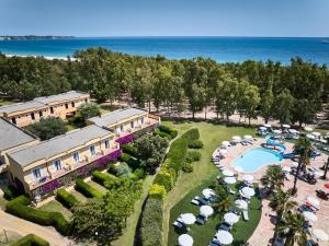 - une vue aérienne sur un complexe avec une piscine dans l'établissement Serenè Resort, à Steccato