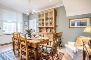 eine Küche und ein Esszimmer mit einem Tisch und Stühlen in der Unterkunft 29 Wentworth Road, Aldeburgh in Aldeburgh