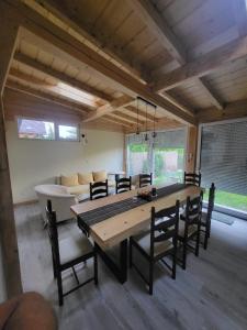 ein Esszimmer und ein Wohnzimmer mit einem Tisch und Stühlen in der Unterkunft Apartament pod Basztą in Muszyna