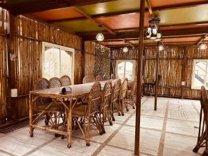 uma sala de jantar com uma mesa longa e cadeiras em Hotel 4 You - Top Rated and Most Awarded Property In Rishikesh em Rishikesh