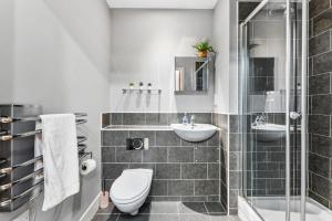 uma casa de banho com um WC, um lavatório e um chuveiro em Lovely Yorkshire Duplex - Sleeps 6 - Netflix em Dewsbury