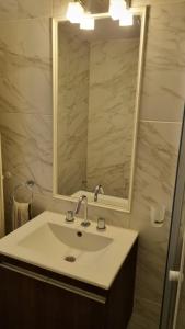 bagno con lavandino e specchio di Departamento mejor ubicación Buenos Aires a Buenos Aires