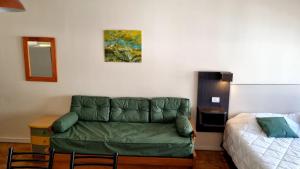 - un salon avec un canapé et un lit dans l'établissement Departamento mejor ubicación Buenos Aires, à Buenos Aires