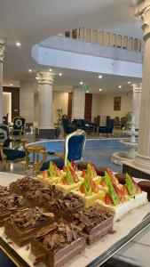 ein Buffet mit Speisen auf einem Tisch in der Hotellobby in der Unterkunft Vista Haql Hotel in Al Humaizah