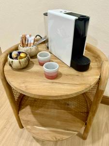 een kleine houten tafel met een koffiezetapparaat bij L’Oasis Nanai in Patong Beach