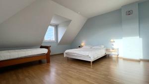 Un dormitorio con dos camas y una gran ventana. en 390 Appartement 3 chambres avec vue sur la Grande Plage de Saint-Cast, en La Garde