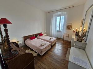 sypialnia z łóżkiem i biurkiem z lampką w obiekcie VILLA BELVEDERE D'AJACCIO, VILLA ENTIERE VUE MER POUR 2 à 10 VOYAGEURS w Ajaccio