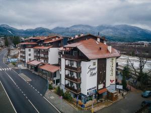 una vista aérea de una ciudad con edificios y una calle en MPM Hotel Sport Ski-in, Ski-out en Bansko