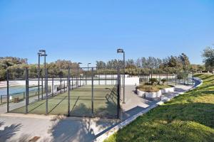 Tenis alebo squash v ubytovaní Arcos golf Adosado 2 dormitorios alebo jeho okolí
