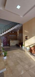 Habitación grande con escalera y vestíbulo. en Gabala Bliss Inn Hotel and Restaurant en Vǝndam