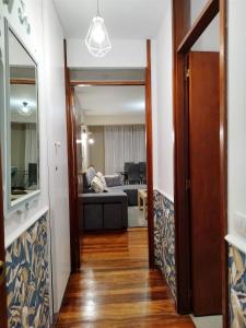 un pasillo con una puerta que conduce a una sala de estar en Piso Plaza Roja Centro zona nueva, en Santiago de Compostela