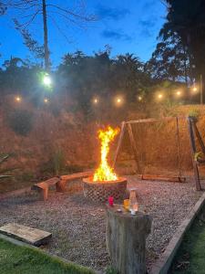 uma fogueira num parque à noite em Chácara em Marechal Floriano em Marechal Floriano