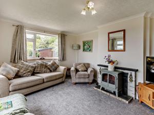 ein Wohnzimmer mit einem Sofa und einem Kamin in der Unterkunft 2 Bed in Tenbury Wells 91980 in Mamble