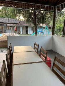 una mesa y sillas en un patio con parque infantil en Chácara em Marechal Floriano en Marechal Floriano