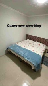 een bed in een kamer met een bord aan de muur bij Chácara em Marechal Floriano in Marechal Floriano