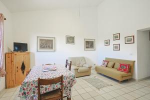 een woonkamer met een tafel en een bank bij Agriturismo Campo al Crognolo in Sassofortino