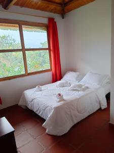 Łóżko lub łóżka w pokoju w obiekcie CABAÑA LOS NOGALES