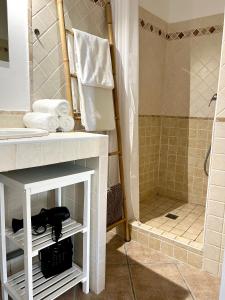 une salle de bain avec lavabo et douche dans l'établissement Appartement l'Arancetu vue mer avec piscine, à Biguglia