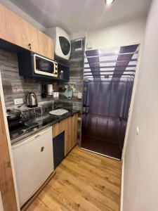Elle comprend une petite cuisine équipée d'un évier et d'un réfrigérateur. dans l'établissement Confortable and Cozy Apartment in Palermo - Cañitas, à Buenos Aires