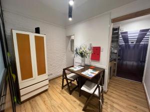 um quarto com uma mesa e cadeiras e uma porta em Confortable and Cozy Apartment in Palermo - Cañitas em Buenos Aires