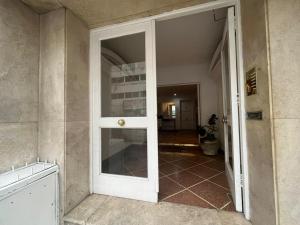 une porte ouverte sur une chambre avec un ventilateur dans l'établissement Confortable and Cozy Apartment in Palermo - Cañitas, à Buenos Aires