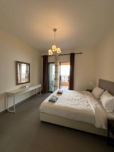 Postel nebo postele na pokoji v ubytování E03 Samarah Resort Apartments