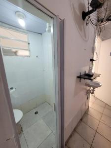 La salle de bains est pourvue d'une douche et de toilettes. dans l'établissement Recanto Azul, à Aparecida