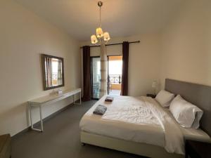 Postel nebo postele na pokoji v ubytování E03 Samarah Resort Apartments