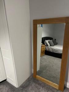 um espelho num quarto com uma cama e um quarto em Aycliffe Home Away From Home A1 em Newton Aycliffe