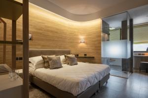 una camera con letto king-size di Ile Hotel a Peschiera del Garda