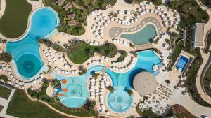 City of Dreams Mediterranean - Integrated Resort, Casino & Entertainment في ليماسول: اطلالة علوية على مسبح في منتجع
