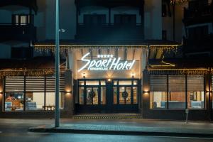 バンスコにあるMPM Hotel Sport Ski-in, Ski-outの看板をつけた夜の店頭