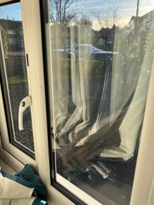 uma janela de vidro com vista para uma rua em Dream private ensuite apartment in Solihull close to Birmingham airport-city centre and NEC em Birmingham